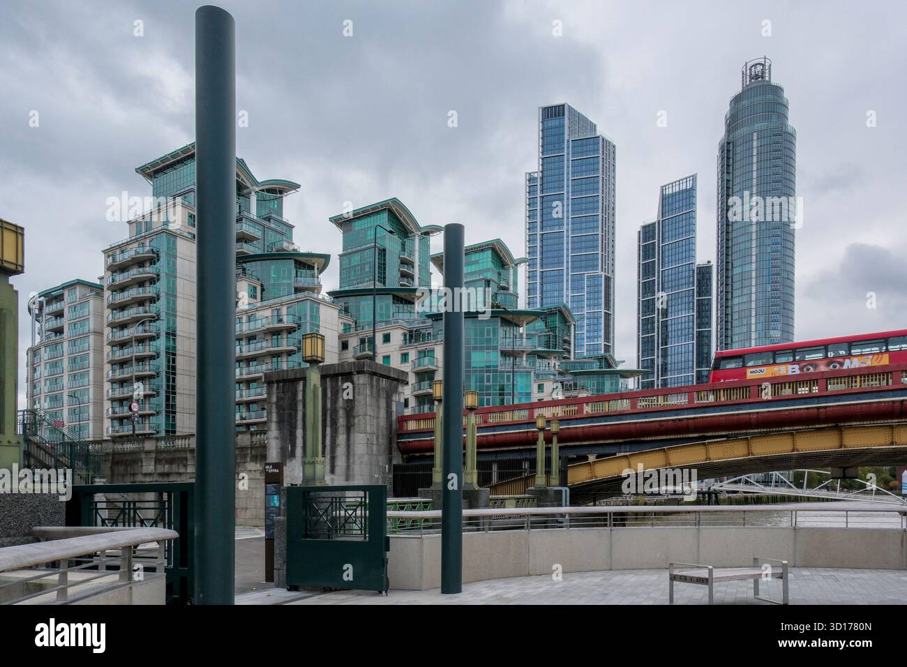 Colonne di ventilazione nell'isola di Effra, spazio aperto creato sopra gli scavi per il sistema fognario Tamigi Tideway. Foto Stock