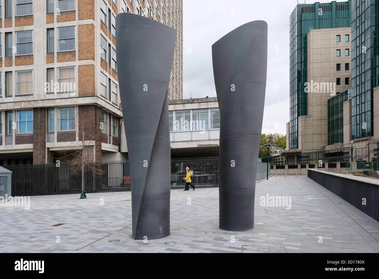 Colonne di ventilazione a Effra Quay spazio aperto creato sopra gli scavi per il sistema fognario Tamigi Tideway. Foto Stock