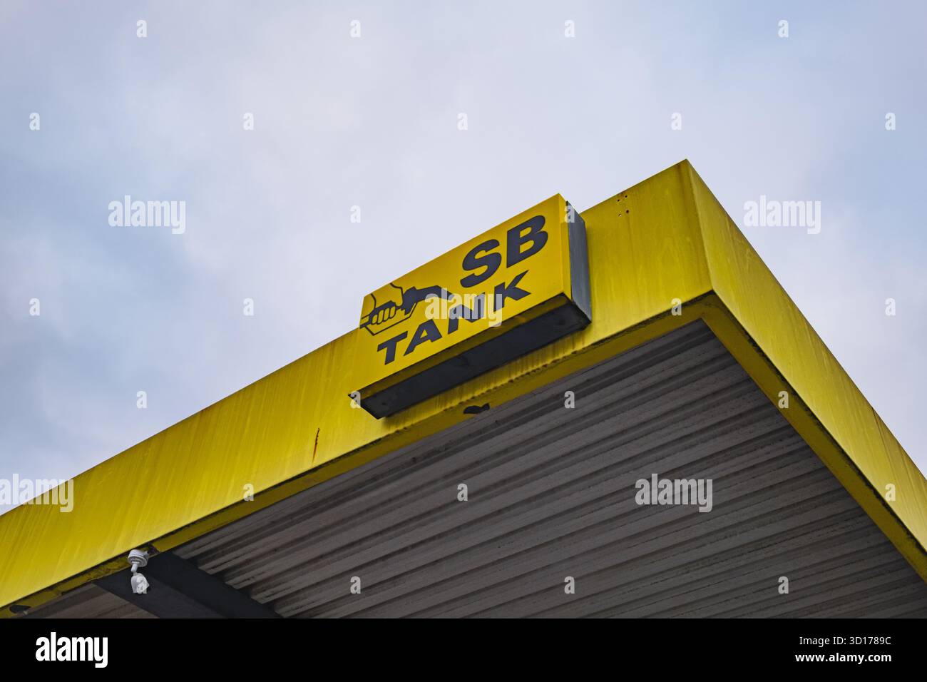 Logo della stazione di rifornimento SB Tank contro un cielo coperto Foto Stock