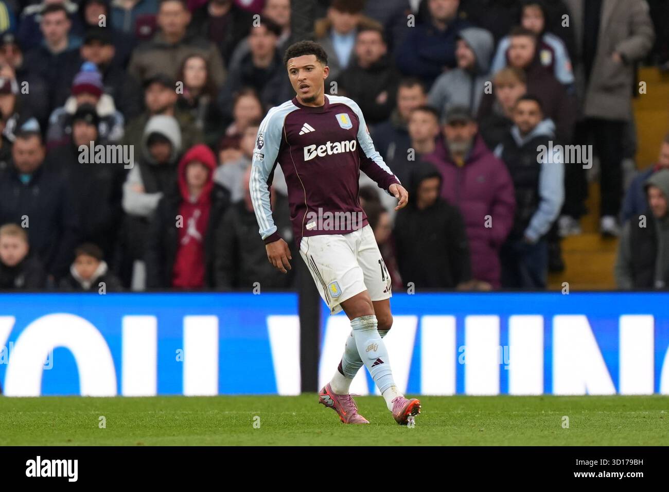 Birmingham, Regno Unito. 26 ottobre 2025. Jadon Sancho di Aston Villa durante la partita Aston Villa contro Manchester City Premier League a Villa Park, Birmingham, Inghilterra il 26 ottobre 2025 credito: Dylan Hepworth/Every Second Media Credit: Every Second Media/Alamy Live News Foto Stock