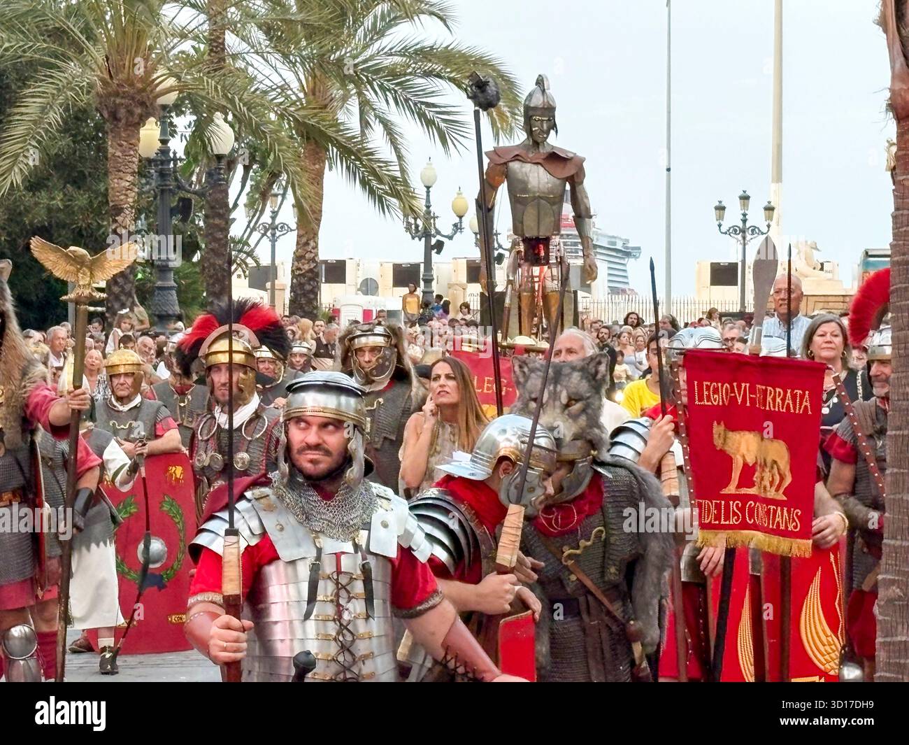 Cadice, Andalusia, Spagna, il festival dei Gades Romana, gli abitanti di Cadice celebrano la loro storia romana, sfilate di strada e vestirsi da gladiatori - Immagine stock catturata con smartphone