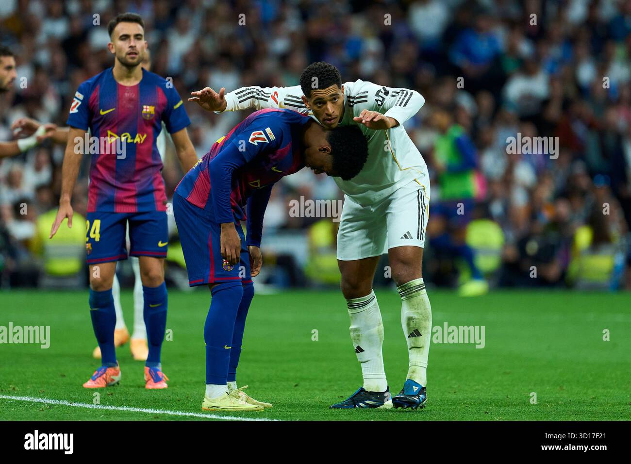 Madrid, Spagna. 26 ottobre 2025. Jude Bellingham del Real Madrid CF e Alejandro Balde del FC Barcelona durante la partita LALIGA EA SPORTS tra il Real Madrid CF e il FC Barcelona allo stadio Santiago Bernabeu, il 26 ottobre 2025. - 26/10/2025 - Spagna/Madrid/Madrid - LGM/le Pictorium credito: LE PICTORIUM/Alamy Live News Foto Stock