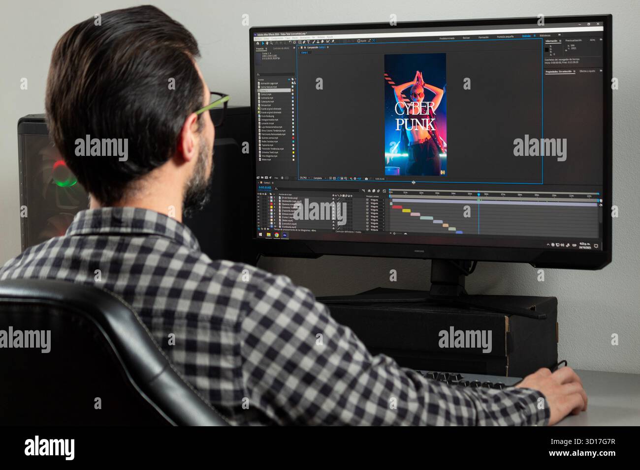 Primo piano di un uomo che modifica un video professionale nel software adobe After Effects in un computer Foto Stock