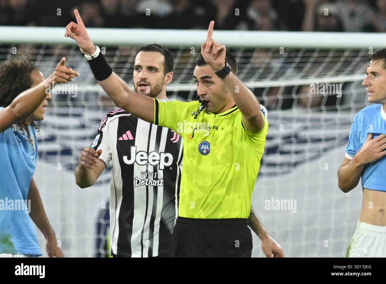 Roma, Italia, 26 ottobre 2025 l'arbitro della partita Andrea Colombo gesti durante la serie A Enilive tra SS Lazio e Juventus FC :Agostino Gemito/ Alamy Live News Foto Stock