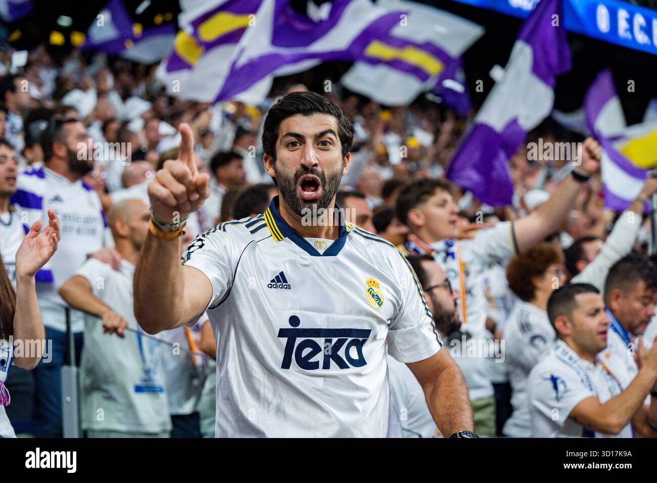 Madrid, Madrid, Spagna. 26 ottobre 2025. I tifosi del Real Madrid festeggiano sugli stand durante la partita di calcio LaLiga EA Sports tra il Real Madrid CF e il FC Barcelona all'Estadio Santiago Bernabeu il 26 ottobre 2025 a Madrid, Spagna. (Credit Image: © Alberto Gardin/ZUMA Press Wire) SOLO PER USO EDITORIALE! Non per USO commerciale! Crediti: ZUMA Press, Inc./Alamy Live News crediti: ZUMA Press, Inc./Alamy Live News Foto Stock