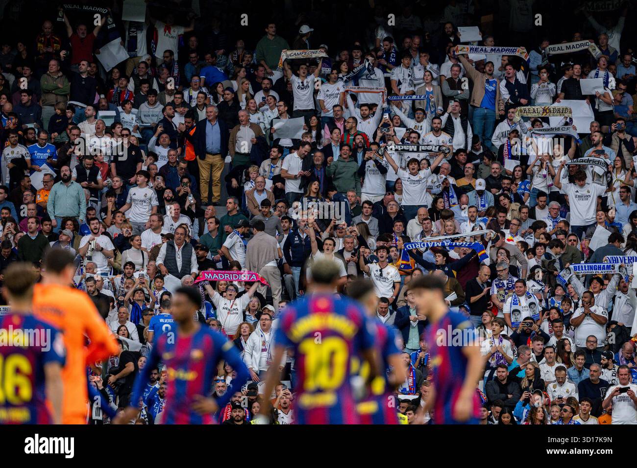 Madrid, Madrid, Spagna. 26 ottobre 2025. I tifosi del Real Madrid sono visti sugli stand di fronte ai giocatori del FC Barcelona la partita di calcio LaLiga EA Sports tra il Real Madrid CF e il FC Barcelona all'Estadio Santiago Bernabeu il 26 ottobre 2025 a Madrid, Spagna. (Credit Image: © Alberto Gardin/ZUMA Press Wire) SOLO PER USO EDITORIALE! Non per USO commerciale! Crediti: ZUMA Press, Inc./Alamy Live News crediti: ZUMA Press, Inc./Alamy Live News Foto Stock