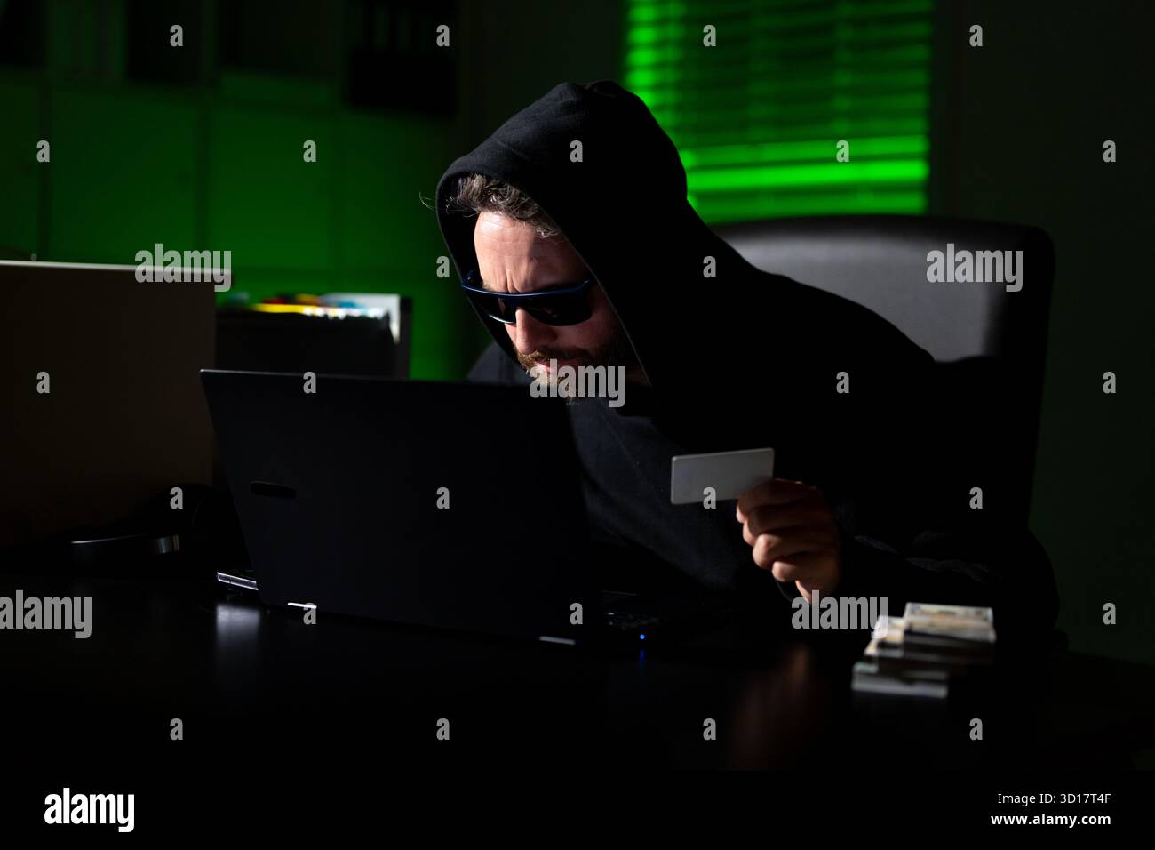 Hacking di criptovalute. Hacking alla ricerca di criptovalute. Concetto di hack di criptovaluta. Hacker in tema di notte buia con cappuccio. Sicurezza dei dati digitali co Foto Stock