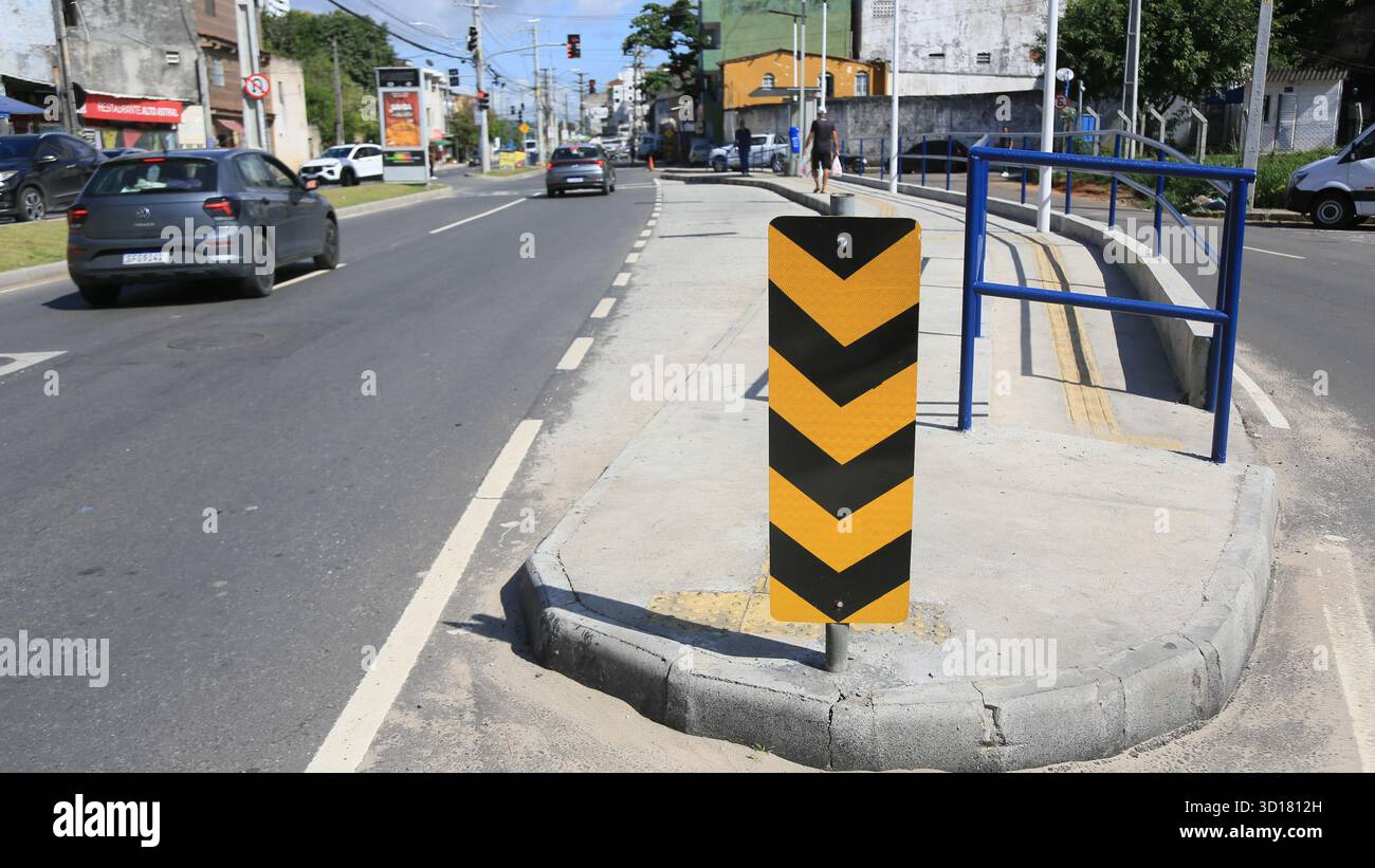 salvador, bahia, brasile - 30 luglio 2025: Cartello di avvertimento rettangolare con strisce nere e gialle diagonali, che indica un cambio di direzione o la pres Foto Stock