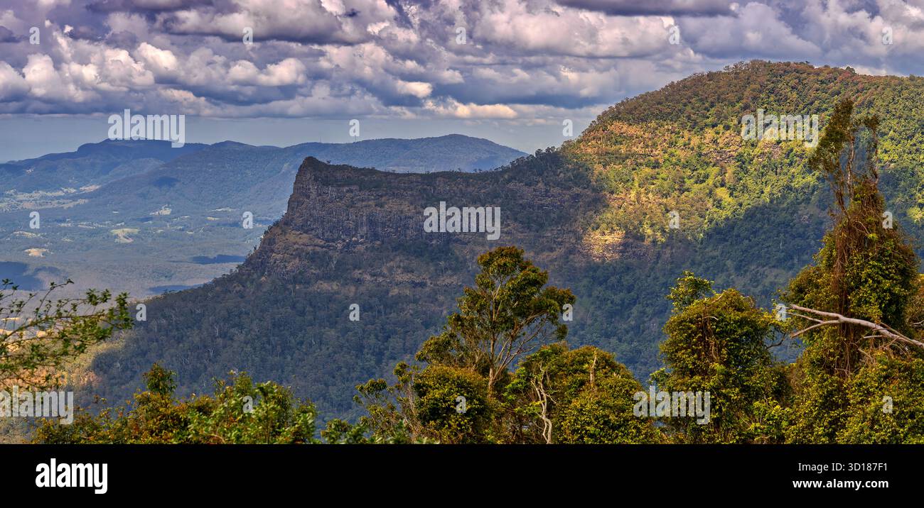 Vista dal punto di osservazione di Pinnacle sulle montagne boschive della caldera di Tweed e sulle catene montuose con nuvole a Border Ranges, New South Wales, Australia Foto Stock