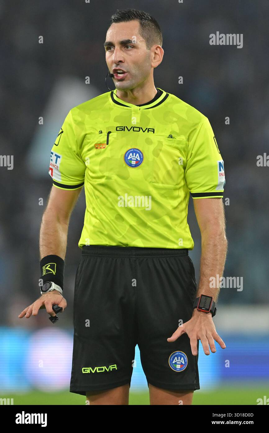 Roma, Italia. 26 ottobre 2025. L'arbitro Andrea Colombo ha visto durante la partita di serie A Enilive tra SS Lazio e FC Juventus allo Stadio Olimpico. Punteggio finale Lazio 1 : 0 Juventus credito: SOPA Images Limited/Alamy Live News Foto Stock