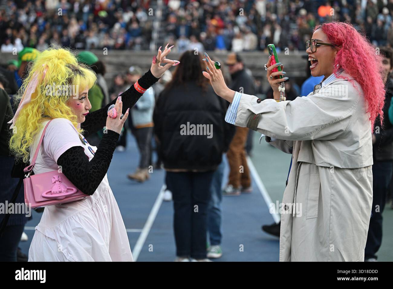 New York, Stati Uniti. 26 ottobre 2025. I tifosi partecipano a una manifestazione elettorale per il candidato del Mayoral Zohran Mamdani al Forest Hills Stadium nel Queens borough di New York, NY, 26 ottobre 2025. (Foto di Anthony Behar/Sipa USA) credito: SIPA USA/Alamy Live News Foto Stock