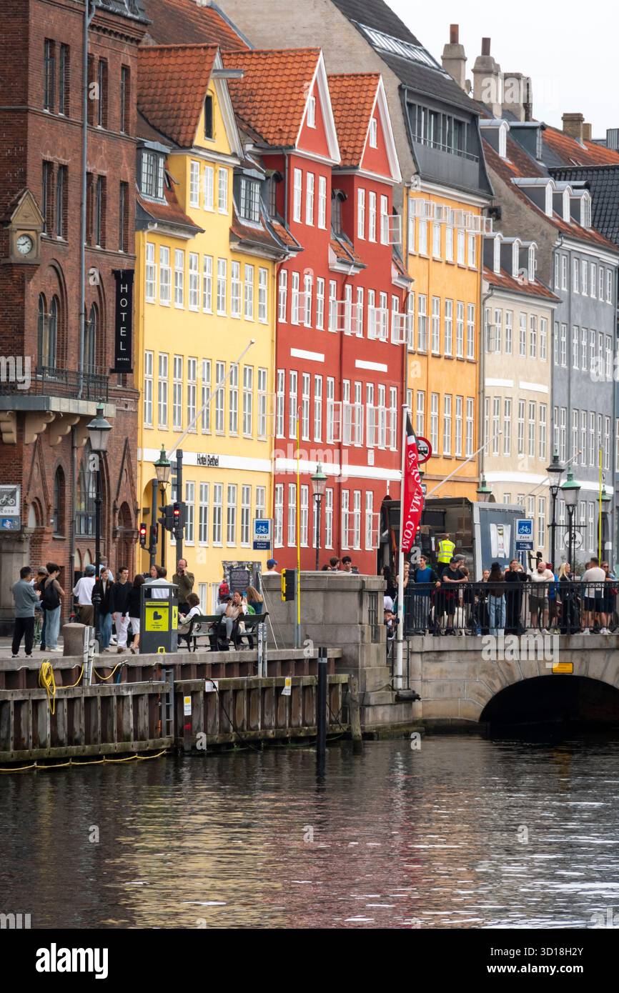 Case colorate, barche e canali, Nyhavn, Copenhagen, Danimarca Foto Stock