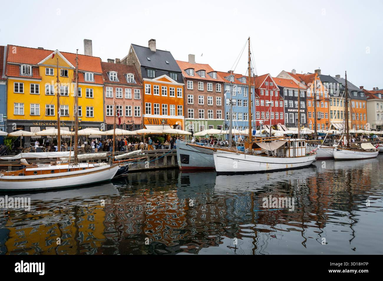 Case colorate, barche e canali, Nyhavn, Copenhagen, Danimarca Foto Stock