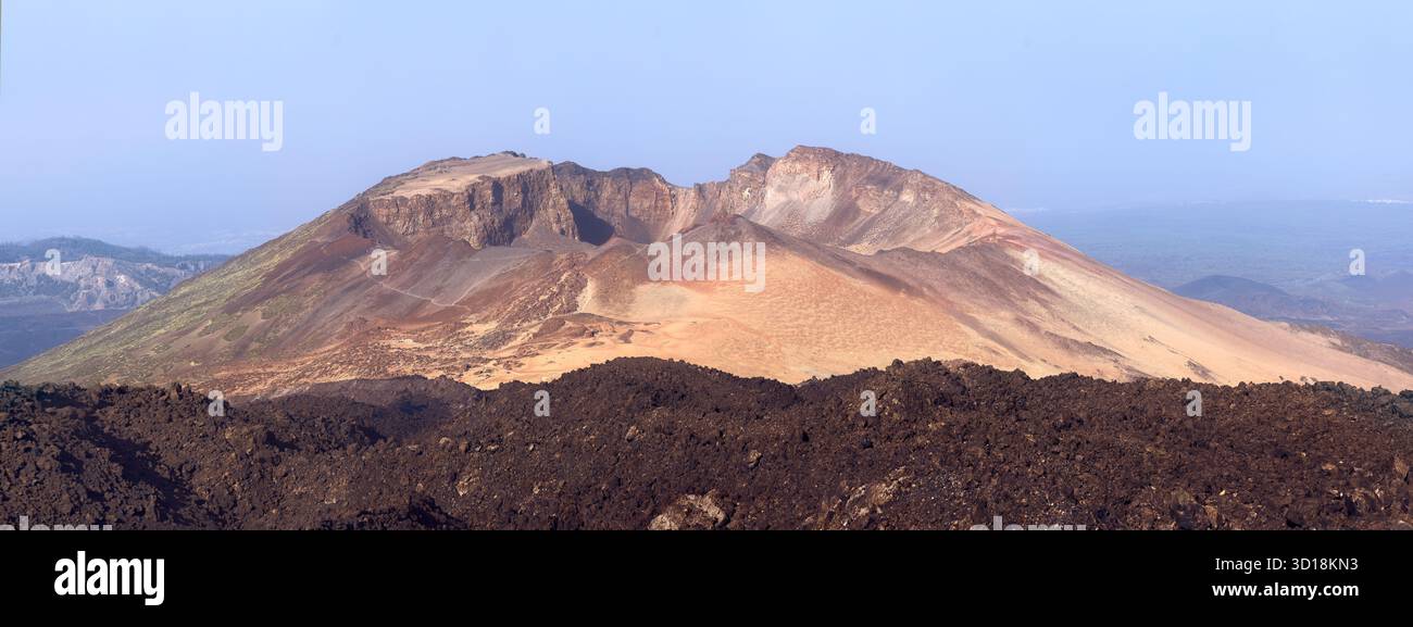 Dall'El Teide, l'incredibile vulcano Pico Viejo rivela la sua aspra bellezza e il suo paesaggio, Tenerife, Spagna Foto Stock