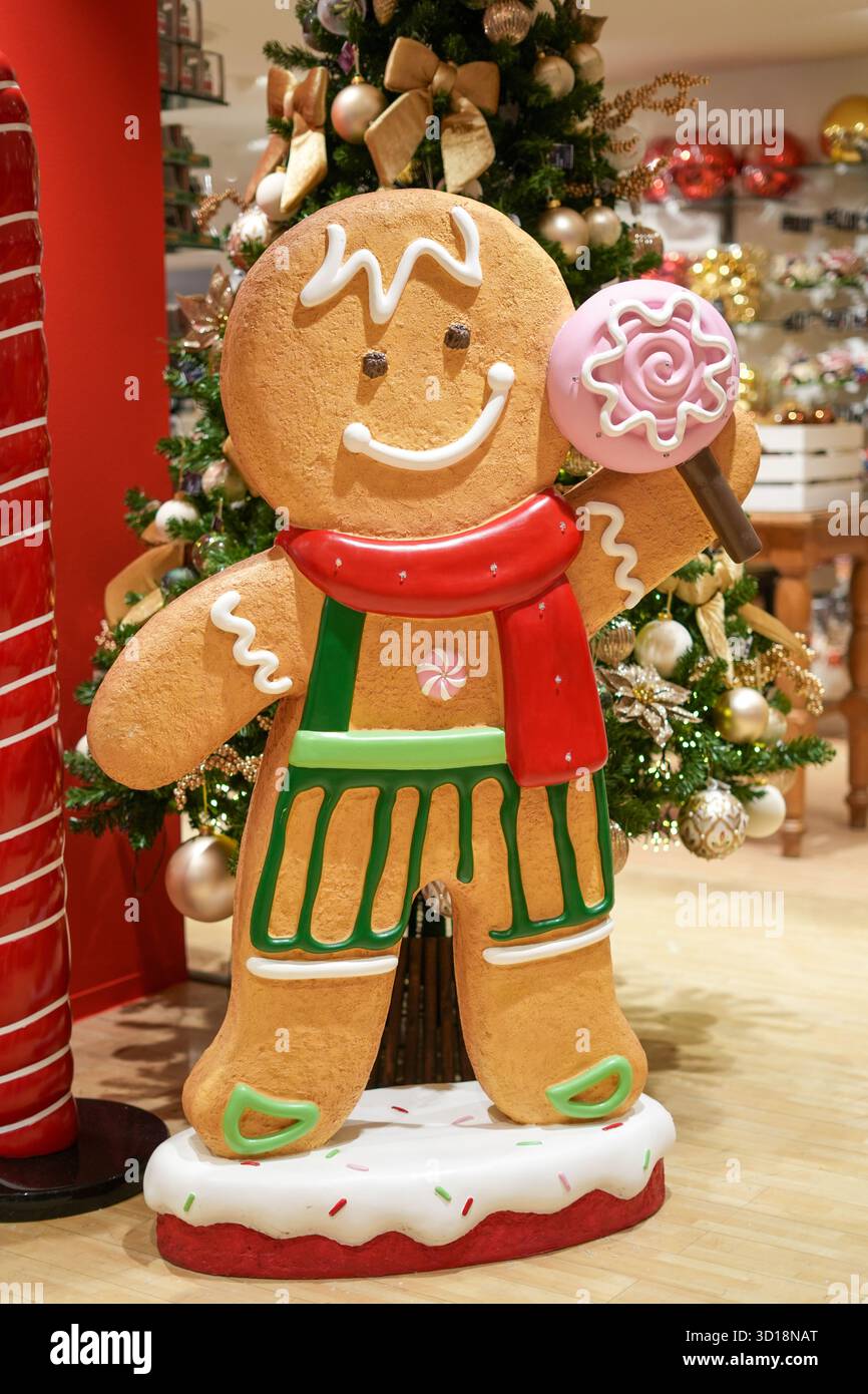 Sorridente uomo di pan di zenzero, caramelle e albero delle festività: Una gioiosa scena natalizia per il branding delle festività, le carte e i contenuti stagionali. Foto Stock