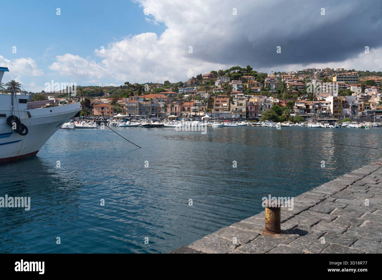 ACI Trezza, Italia (30 settembre 2025) - Vista panoramica sul porto e sul paesaggio urbano di Aci Trezza Foto Stock