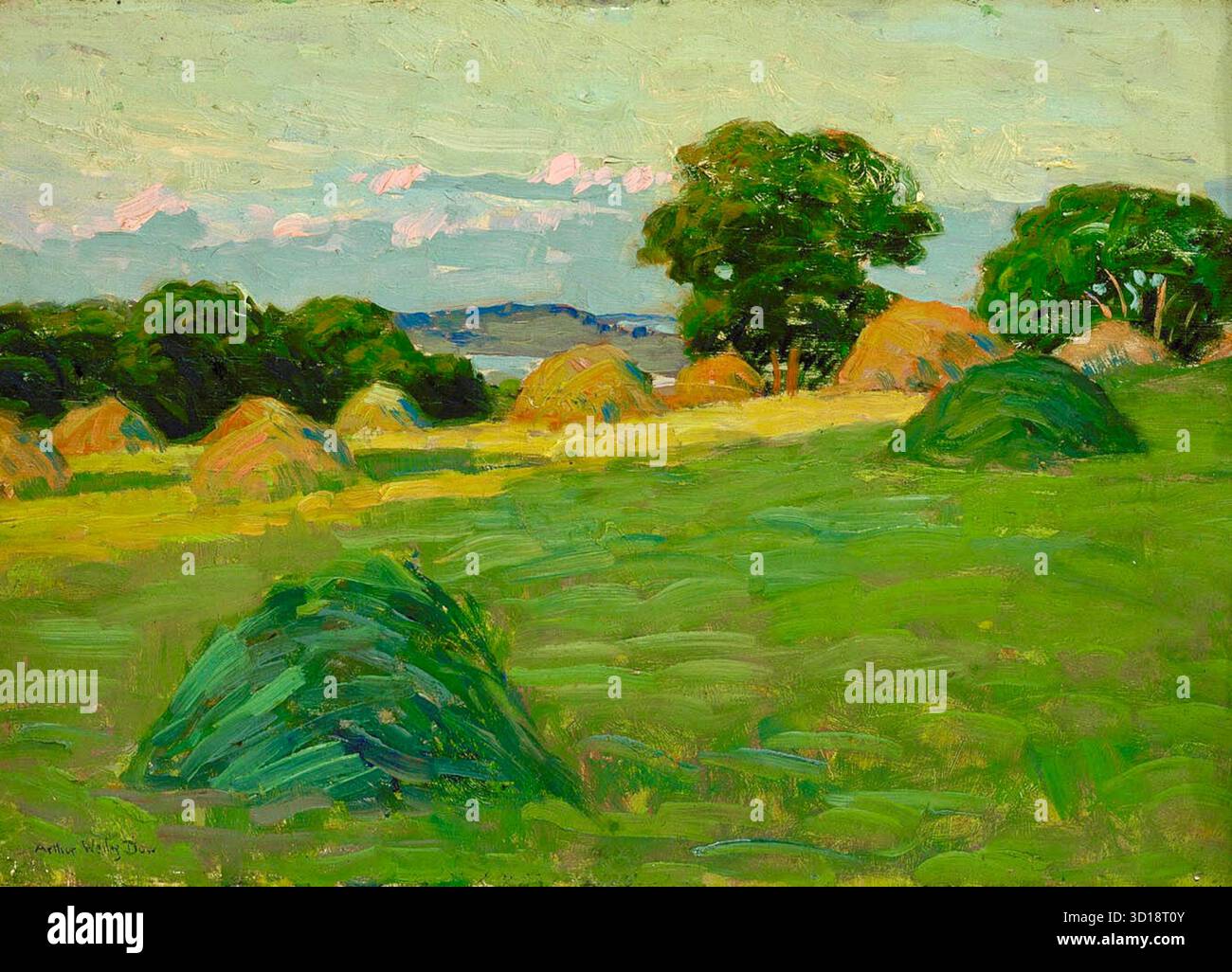 Arthur Wesley Dow - The Hill Field - c1909 - il dipinto è una vivida rappresentazione di un paesaggio rurale, caratterizzato da una serie di campi verdi ondulati sotto un vasto cielo leggermente nuvoloso. La scena presenta diversi fienili, alcuni di colore giallo e altri di colore verde vivace, sparsi nei campi. Sullo sfondo, ci sono alberi e una collina lontana. L'opera è considerata un esempio di impressionismo americano, mescolando elementi astratti con un paesaggio sereno. E' noto per il suo uso di colore e composizione per evocare una scena tranquilla e tranquilla. Foto Stock