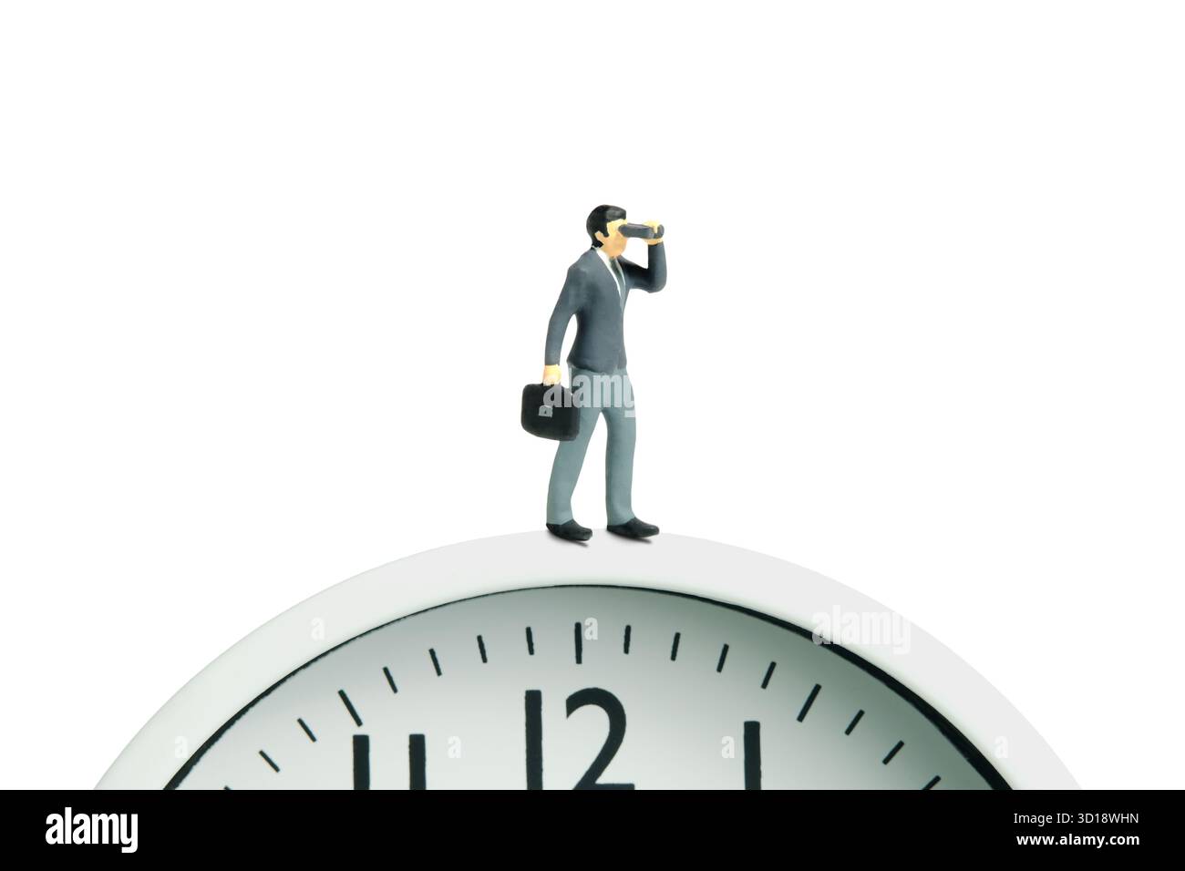 Fotografia di figure giocattolo per persone in miniatura. Un uomo d'affari che usa un telescopio binoculare in piedi sopra l'orologio. Isolato su sfondo bianco. Foto immagine Foto Stock