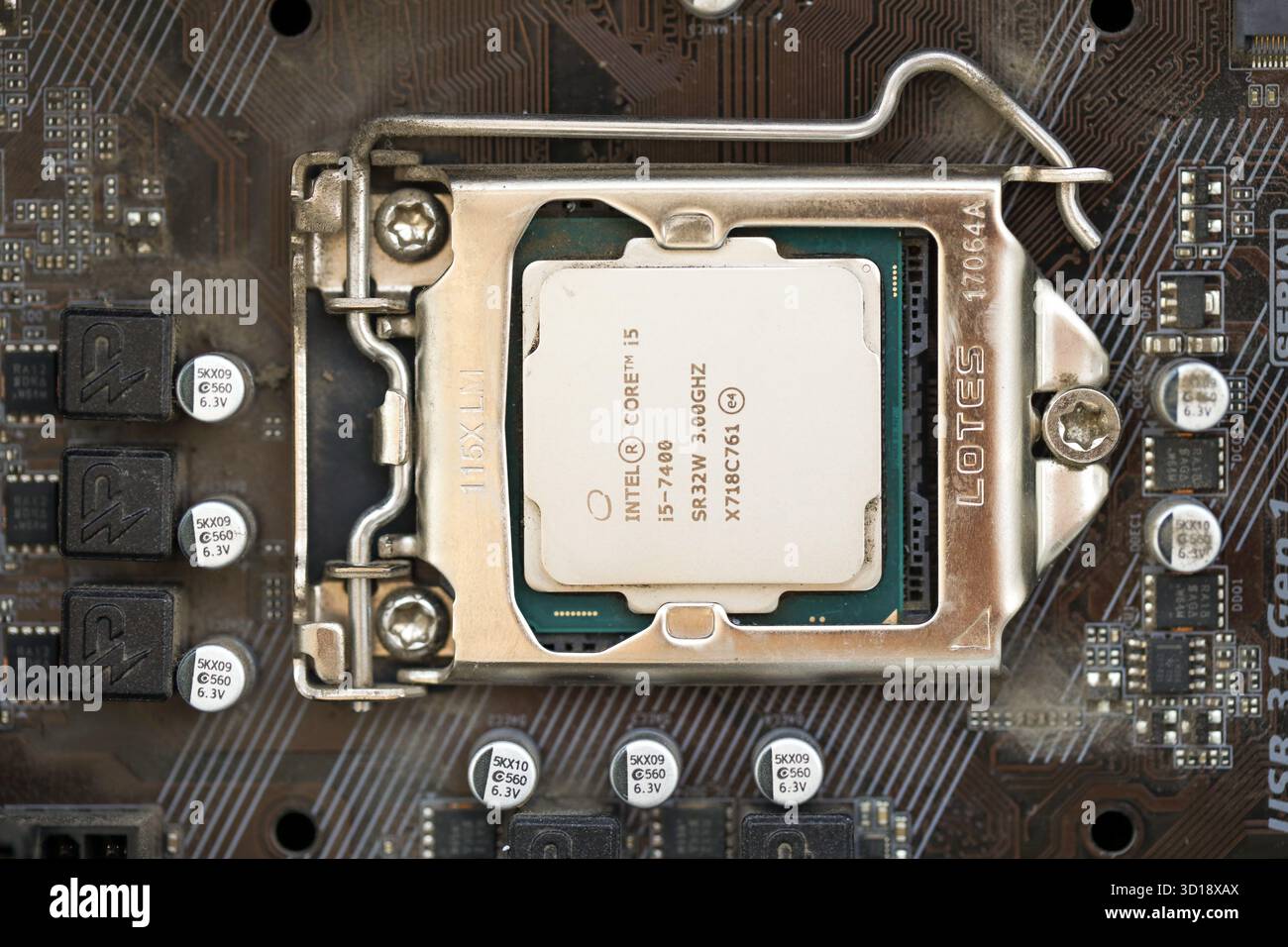 KIEV, UCRAINA - 29 GENNAIO 2025 primo piano della vecchia CPU Intel Core i5-7400 a 3 GHZ montata sulla scheda madre Foto Stock