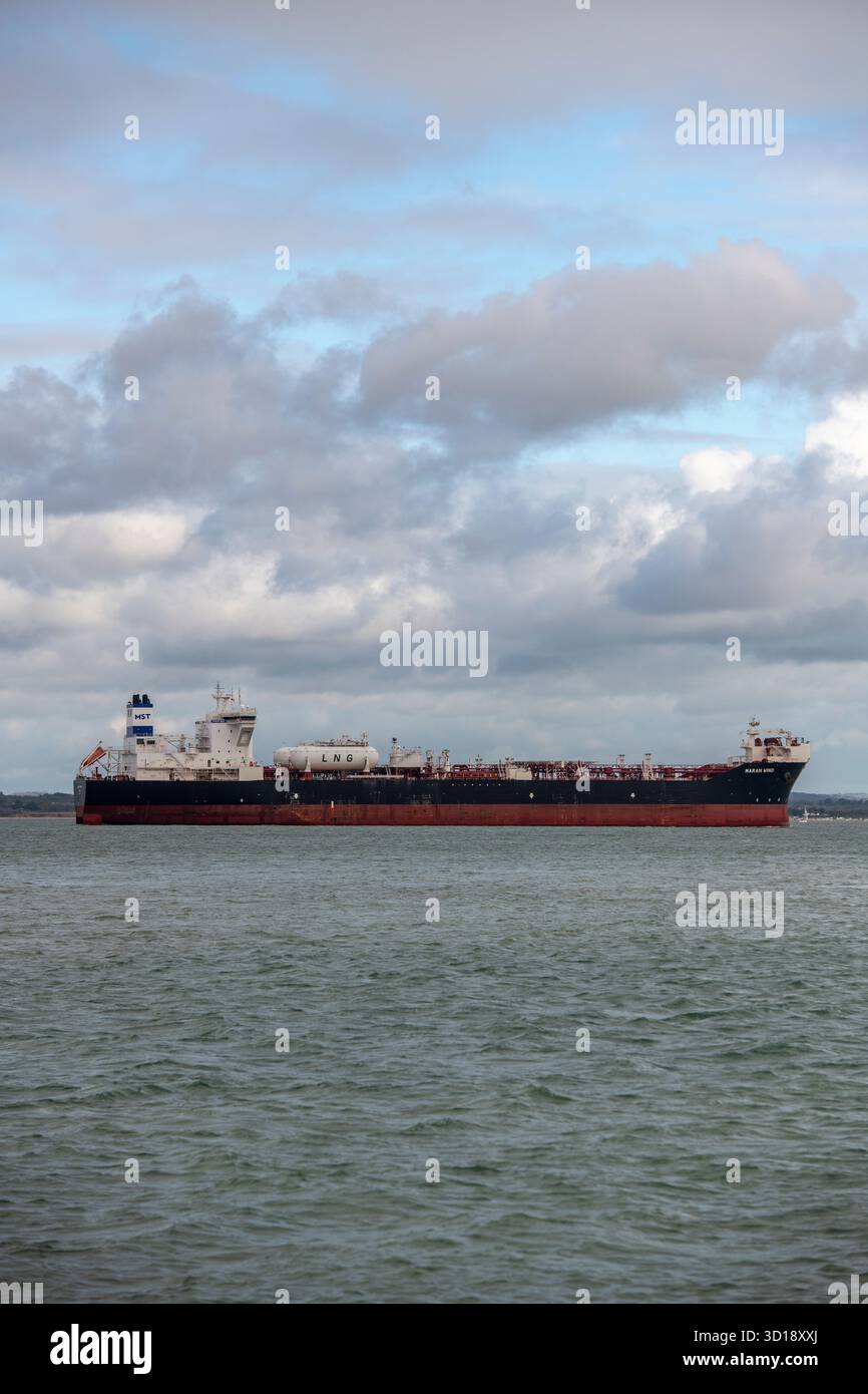 Navetta per il petrolio greggio MV Maram in corso nel Solent dopo aver lasciato la raffineria di petrolio exxon mobil a Fawley, Southampton Water, Hampshire, Regno Unito Foto Stock