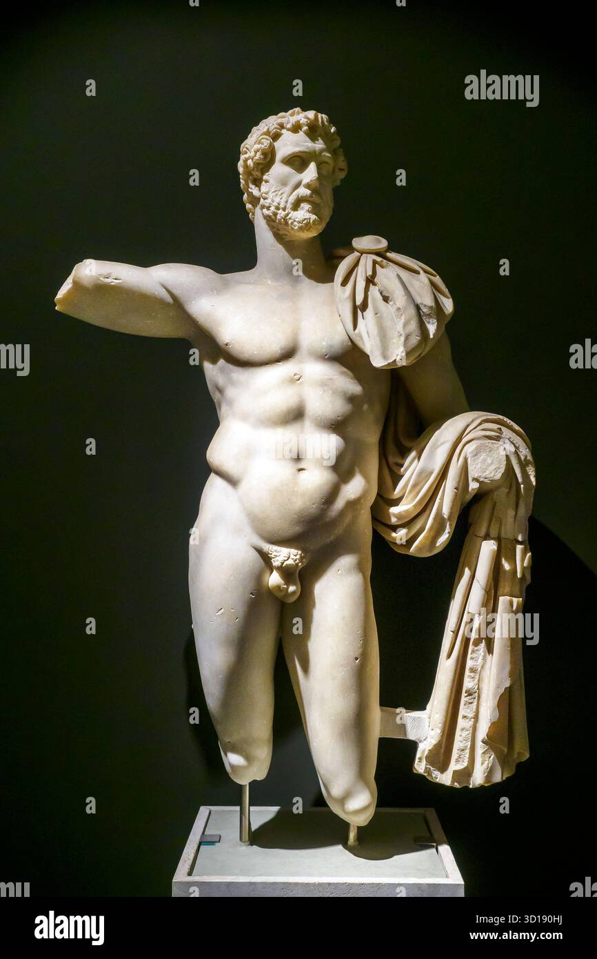 Statua di Antonino Pio - l'imperatore Antonino Pio è raffigurato in dimensioni più grandi. La scultura è una replica di un tipo di ritratto noto come "tipo formiano", creato al momento della sua assunzione del titolo di imperatore (138 d.C.). Il corpo è una rielaborazione del tipo statuario Diomede Cumae - Monaco, rintracciabile ad un originale greco creato intorno al 440-430 a.C., forse opera dello scultore ateniese Kresilas o di un artista del suo circolo. Intorno al 140 d.C. - Museo Nazionale Romano in Palazzo massimo alle Terme - Roma, Italia Foto Stock