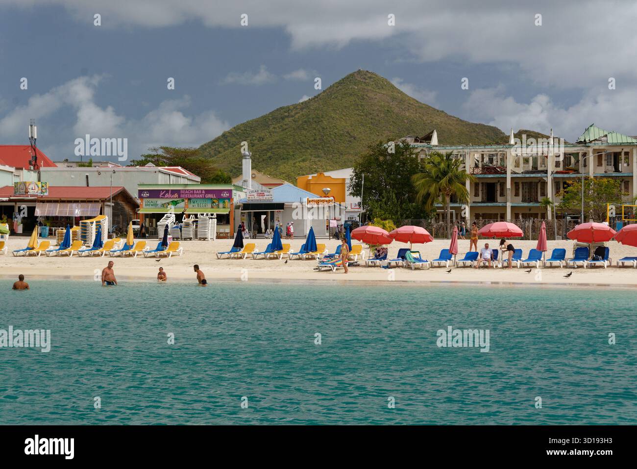 St Maarten - Vista laterale del mare della spiaggia e dei vacanzieri. Nuotatori, sabbia e domenica. Foto Stock