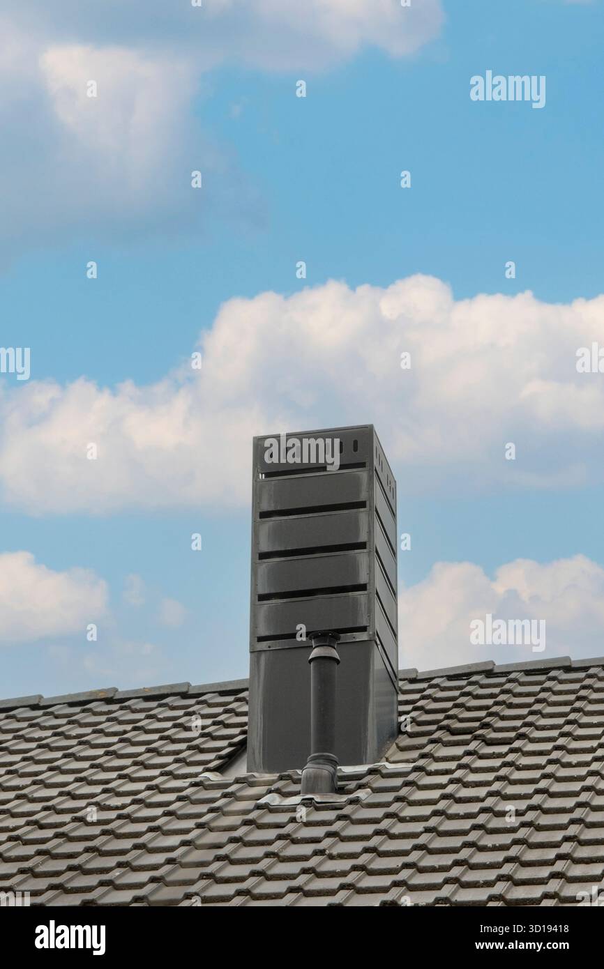 Dissipatore di calore tubo metallico sul tetto di una moderna casa piastrellata Foto Stock