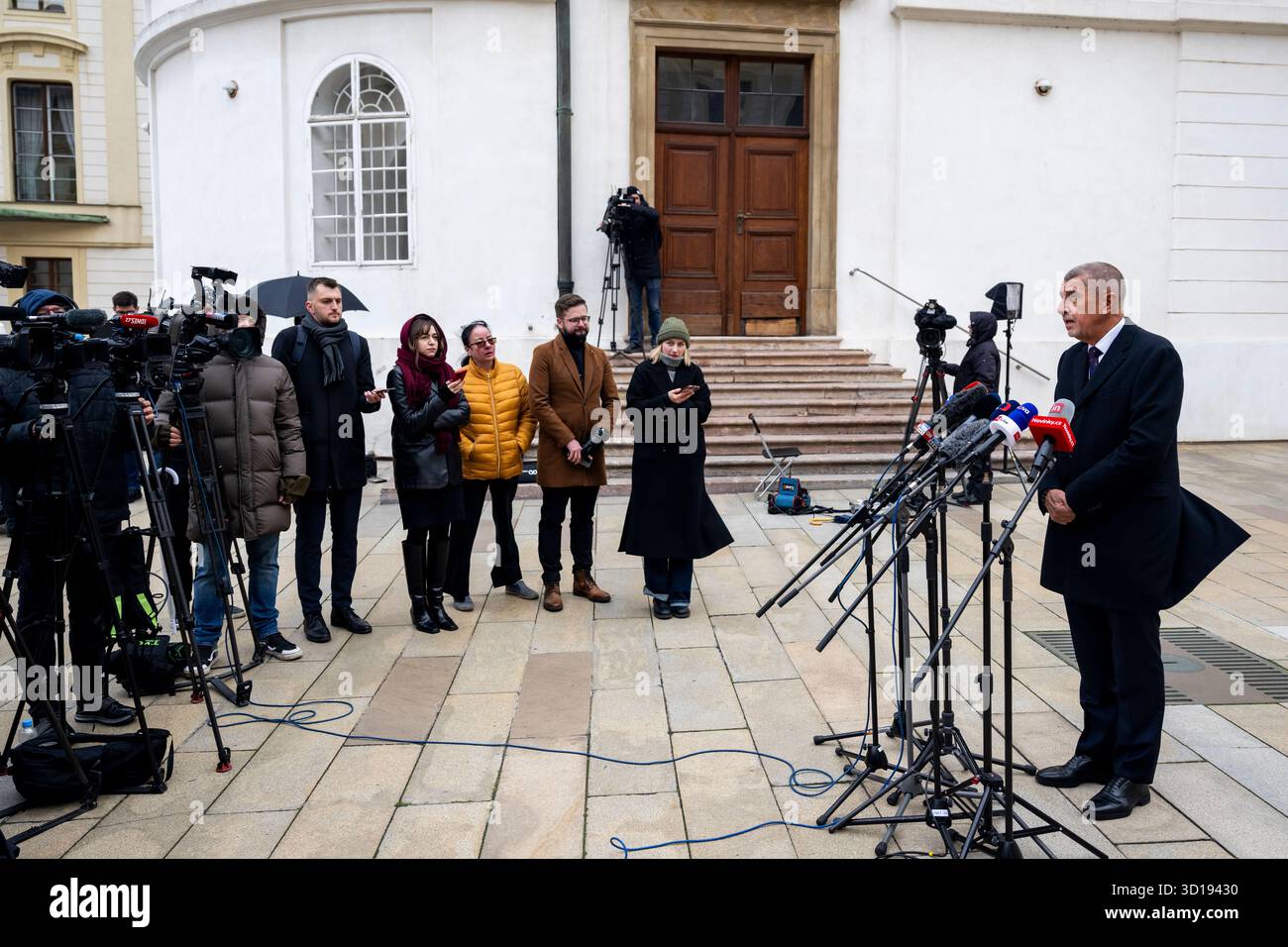 Praga, Repubblica Ceca. 27 ottobre 2025. Il presidente di ANO Andrej Babis parla ai giornalisti dopo il suo incontro con il presidente Petr Pavel sui risultati dei negoziati di Babis sul futuro governo, a Praga, nella Repubblica Ceca, il 27 ottobre 2025. Crediti: Ondrej Deml/CTK Photo/Alamy Live News Foto Stock