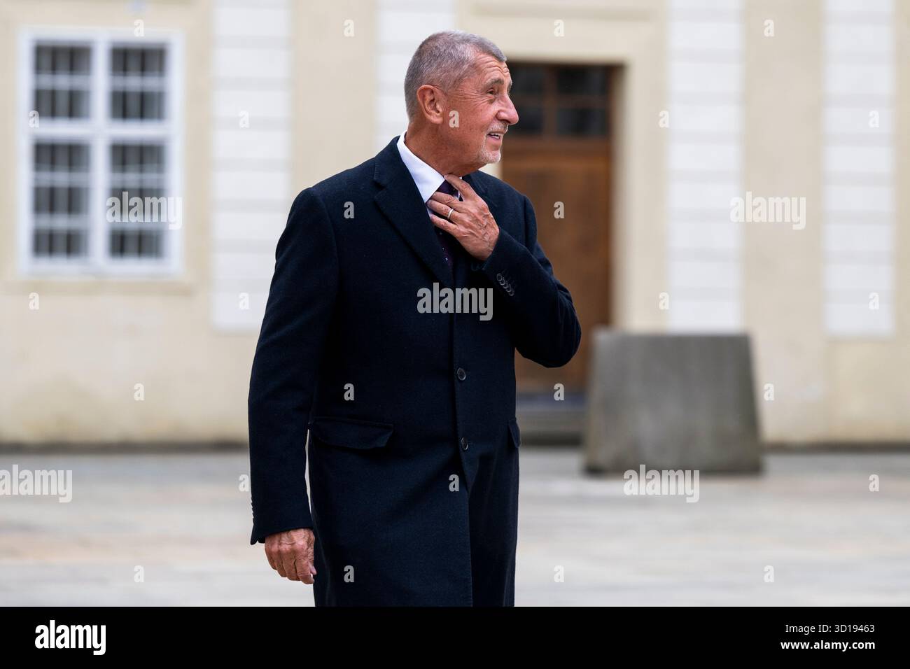 Praga, Repubblica Ceca. 27 ottobre 2025. Il presidente di ANO Andrej Babis viene dai giornalisti dopo il suo incontro con il presidente Petr Pavel sui risultati dei negoziati di Babis sul futuro governo, a Praga, nella Repubblica Ceca, il 27 ottobre 2025. Crediti: Ondrej Deml/CTK Photo/Alamy Live News Foto Stock
