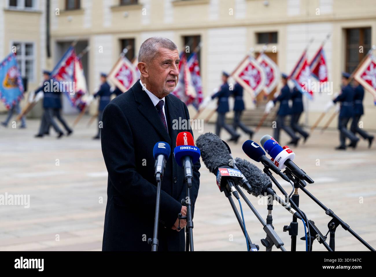 Praga, Repubblica Ceca. 27 ottobre 2025. Il presidente di ANO Andrej Babis parla ai giornalisti dopo il suo incontro con il presidente Petr Pavel sui risultati dei negoziati di Babis sul futuro governo, a Praga, nella Repubblica Ceca, il 27 ottobre 2025. Crediti: Ondrej Deml/CTK Photo/Alamy Live News Foto Stock