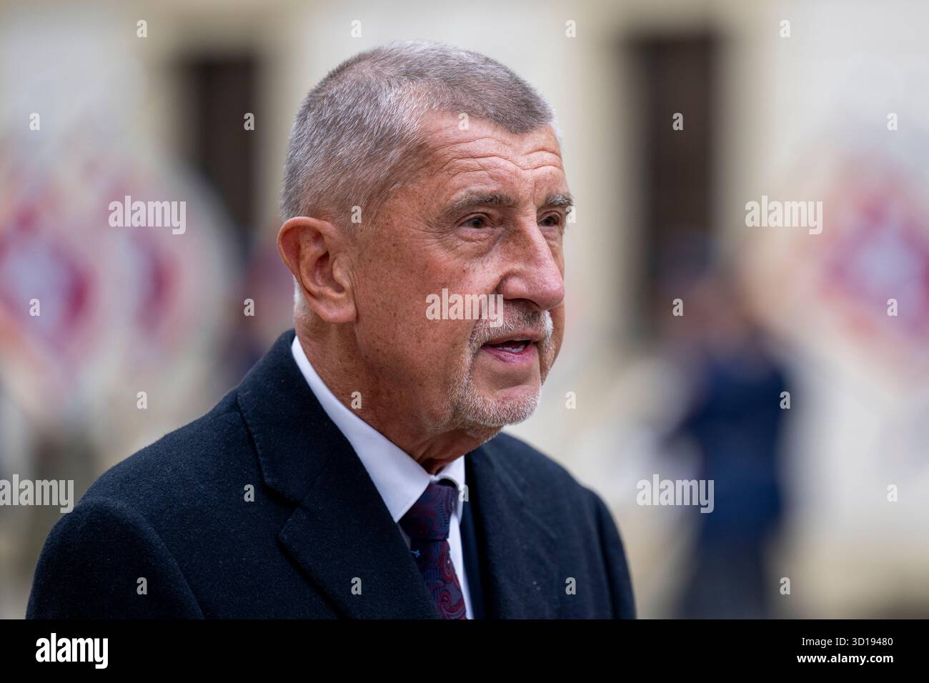 Praga, Repubblica Ceca. 27 ottobre 2025. Il presidente di ANO Andrej Babis parla ai giornalisti dopo il suo incontro con il presidente Petr Pavel sui risultati dei negoziati di Babis sul futuro governo, a Praga, nella Repubblica Ceca, il 27 ottobre 2025. Crediti: Ondrej Deml/CTK Photo/Alamy Live News Foto Stock