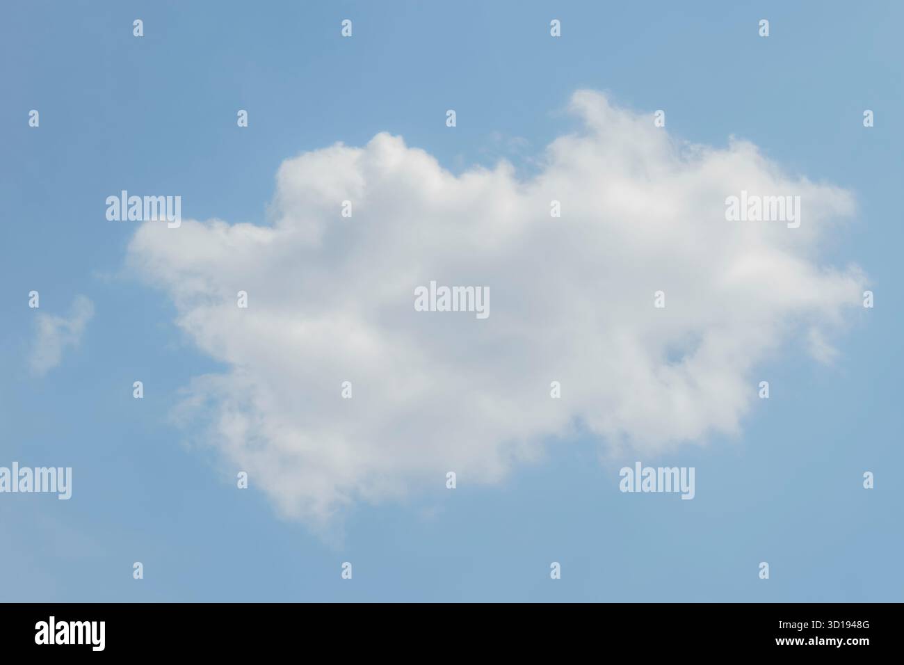 Nuvola bianca solitaria sul cielo blu estivo Foto Stock