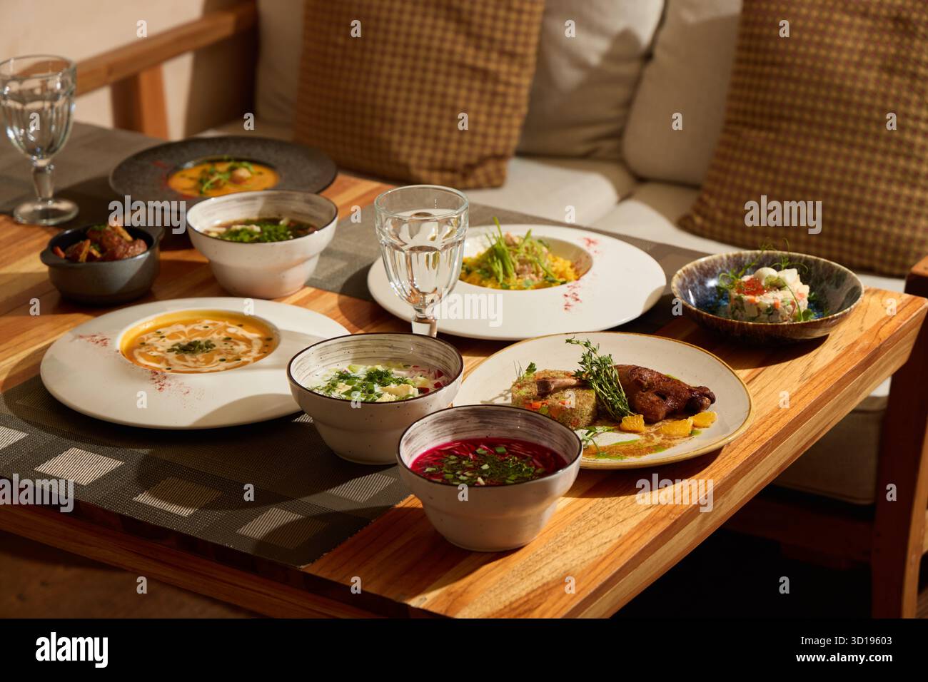 Delizioso assortimento di piatti gourmet su un tavolo di legno Foto Stock