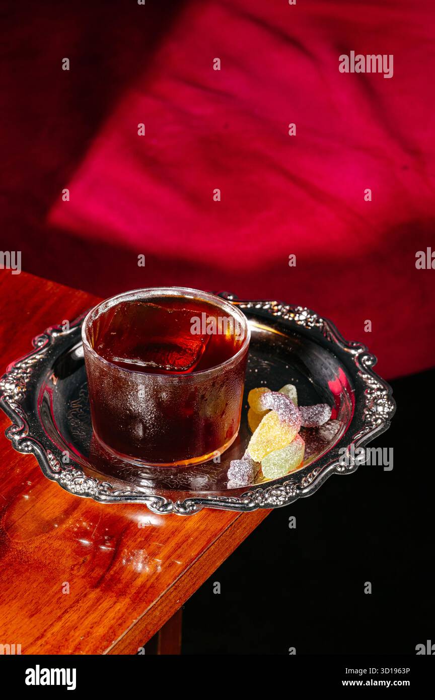 cocktail in un ristorante su sfondo rosso Foto Stock