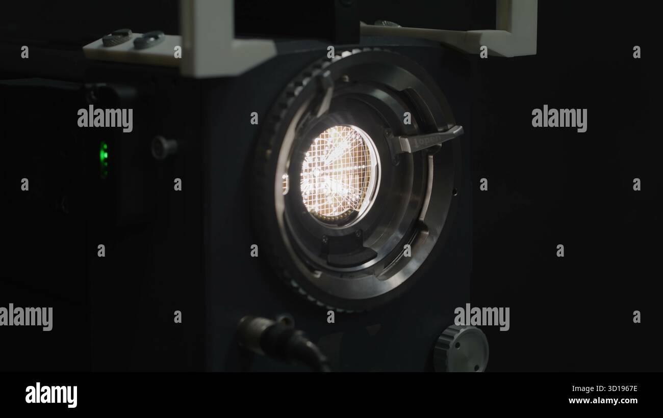 Uno strumento scientifico visualizza un'intricata griglia illuminata. Foto Stock