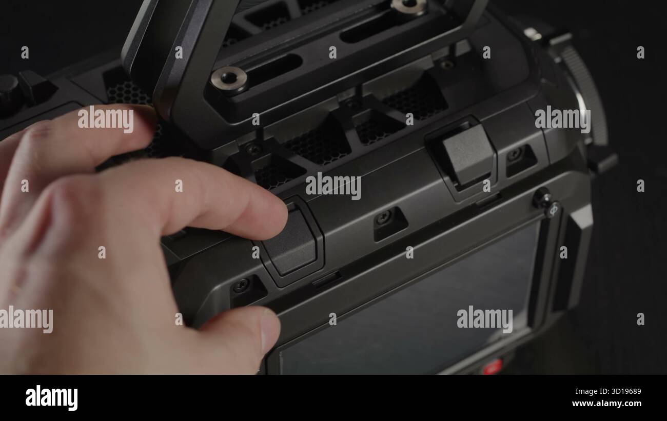 Il pollice dell'utente preme con cautela un pulsante tattile sull'elegante. Foto Stock