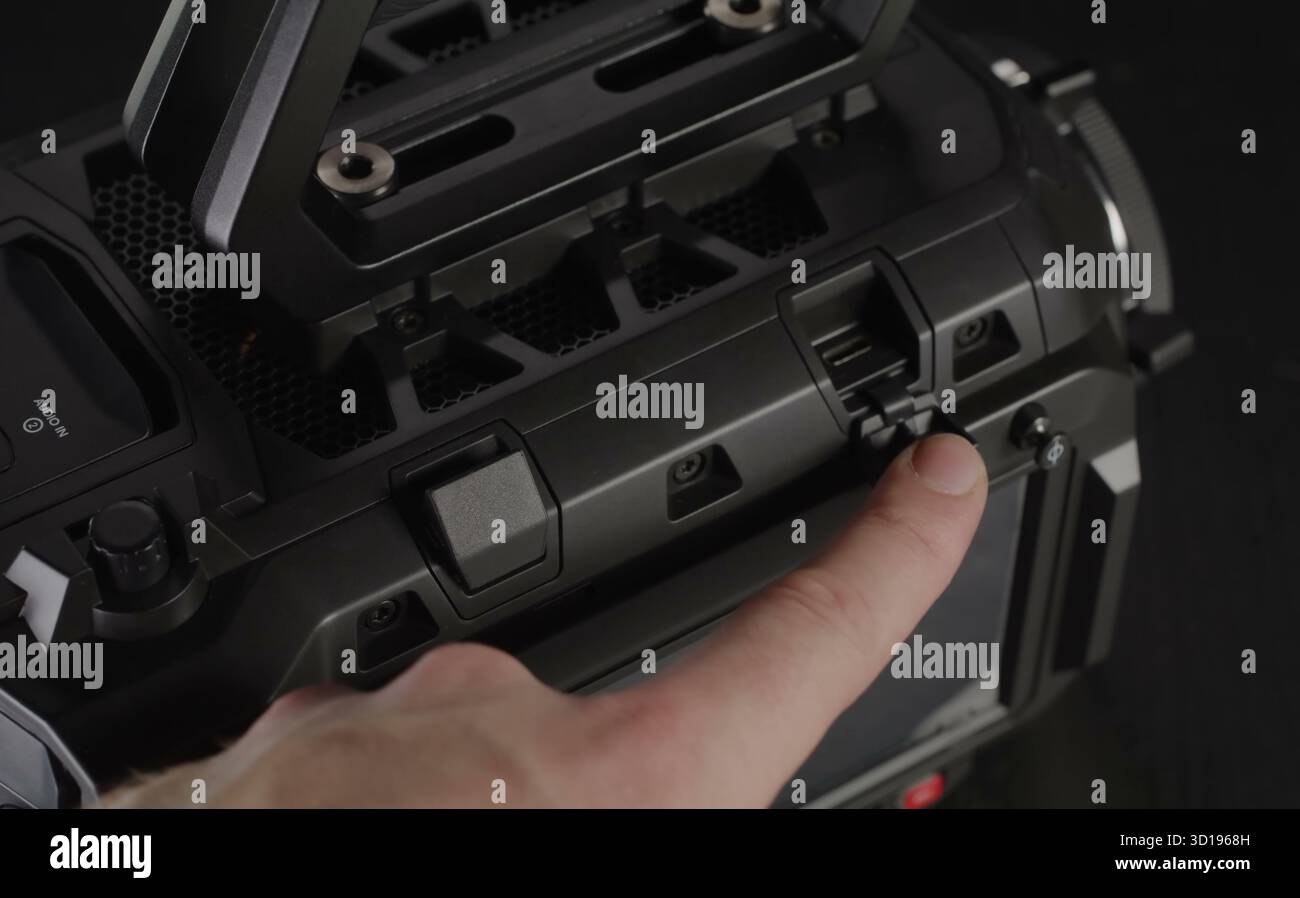 Un dito umano preme con cautela un pulsante operativo. Foto Stock