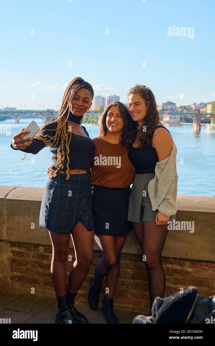 Diverse donne e amiche che scattano selfie a tolosa Foto Stock