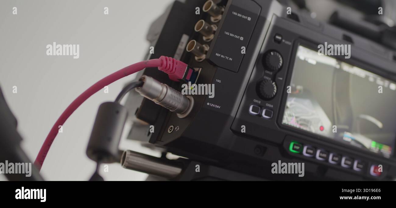Il pannello posteriore delle videocamere professionali è collegato e pronto per l'uso. Foto Stock