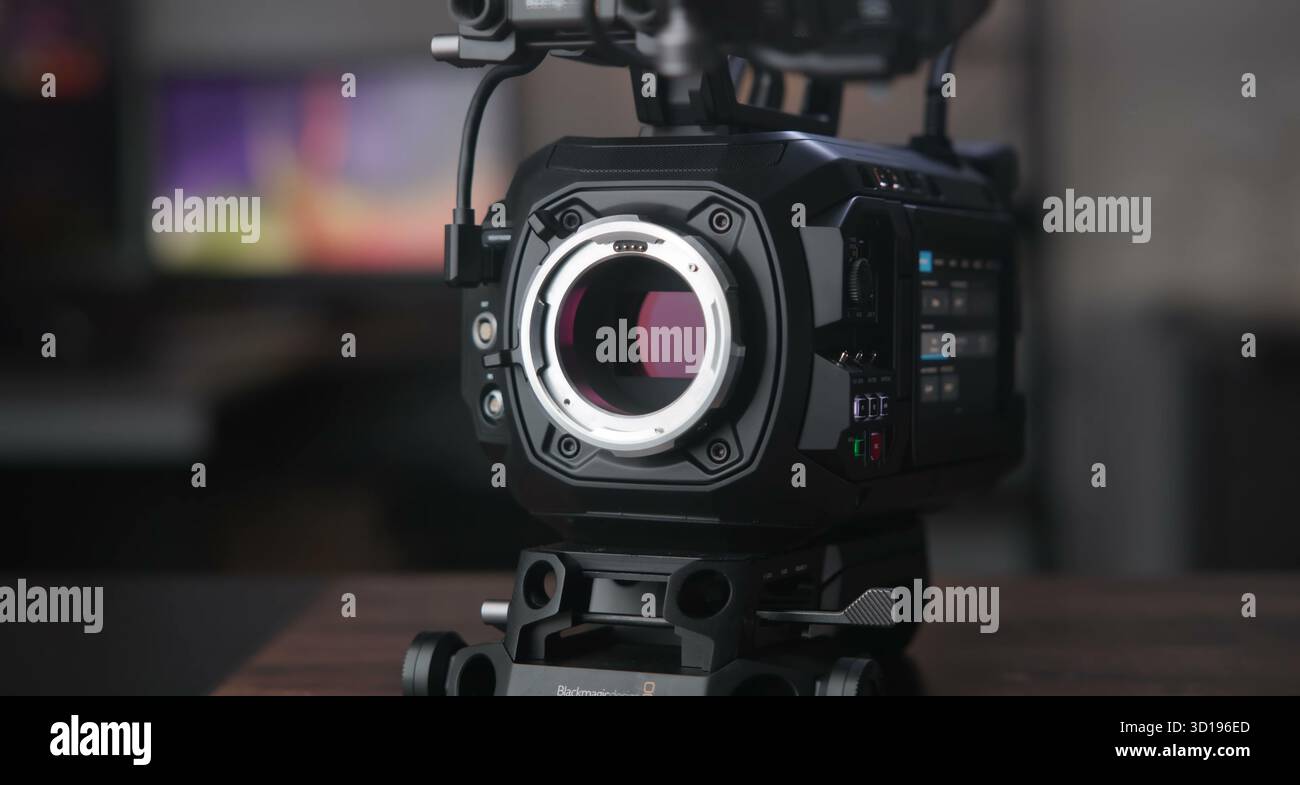 Una potente videocamera professionale è pronta per l'acquisizione. Foto Stock