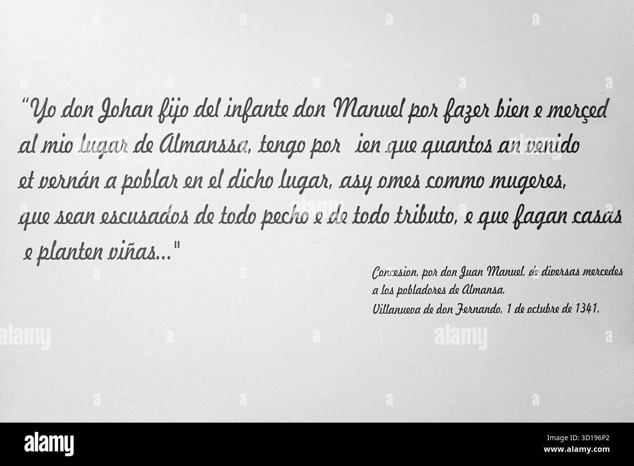 Testo scritto sulle mura del castello: La concessione da parte di Don Juan Manuel di vari favori agli abitanti della città di Almansa, provincia di Albacete. Foto Stock