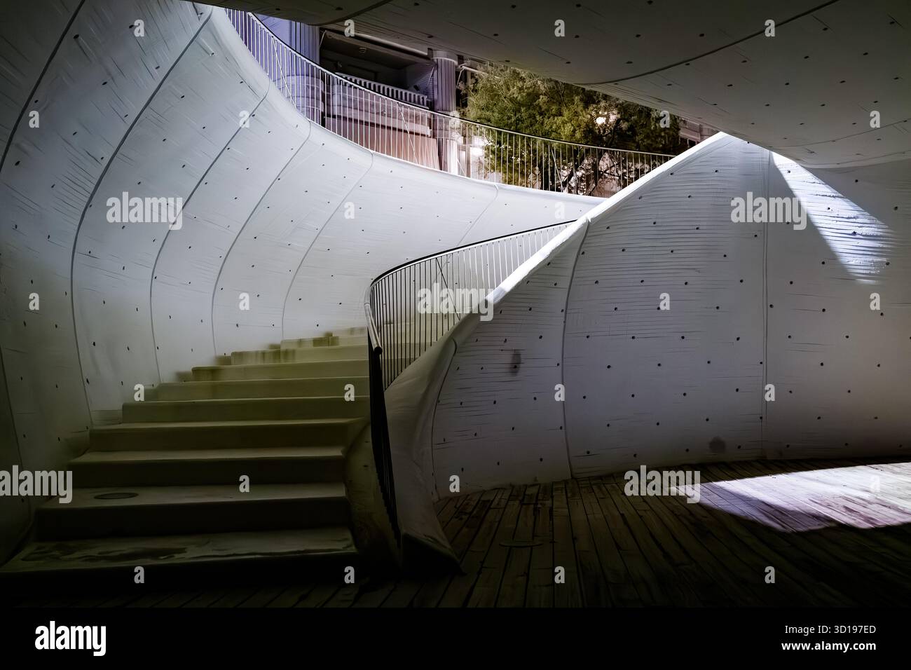 Passaggio architettonico sotto l'involucro dell'avvolgimento Foto Stock