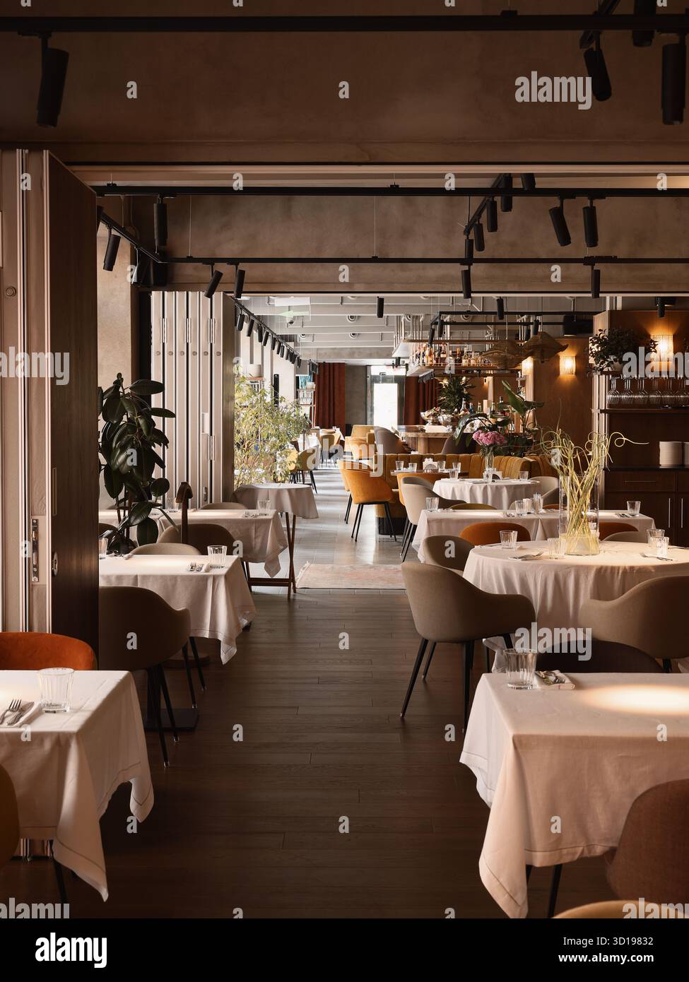 Elegante zona pranzo con atmosfera calda e arredamento invitante Foto Stock