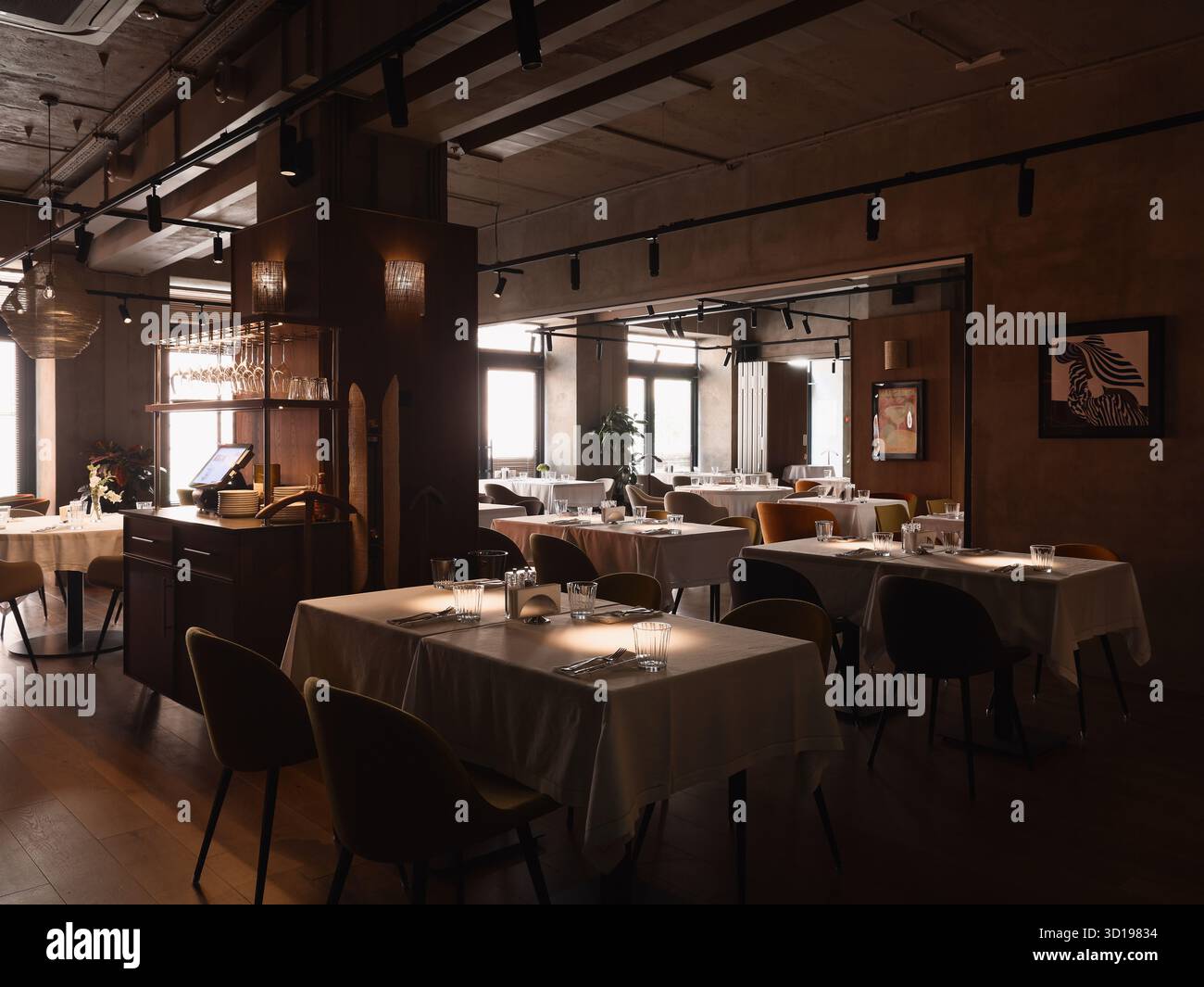 Ristorante elegante e moderno con luce soffusa Foto Stock
