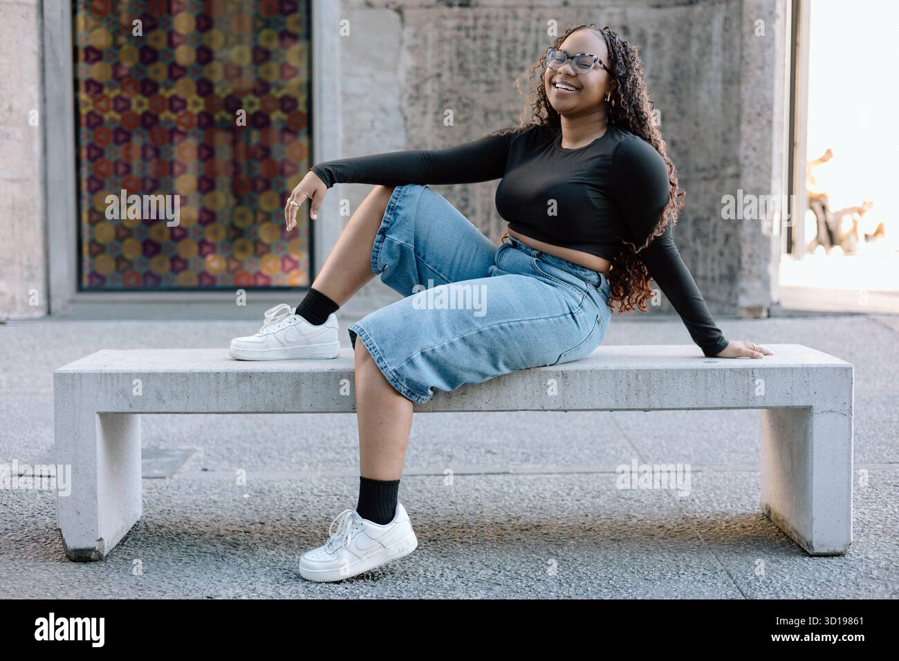 Giovane donna nera nella modella del denim Foto Stock
