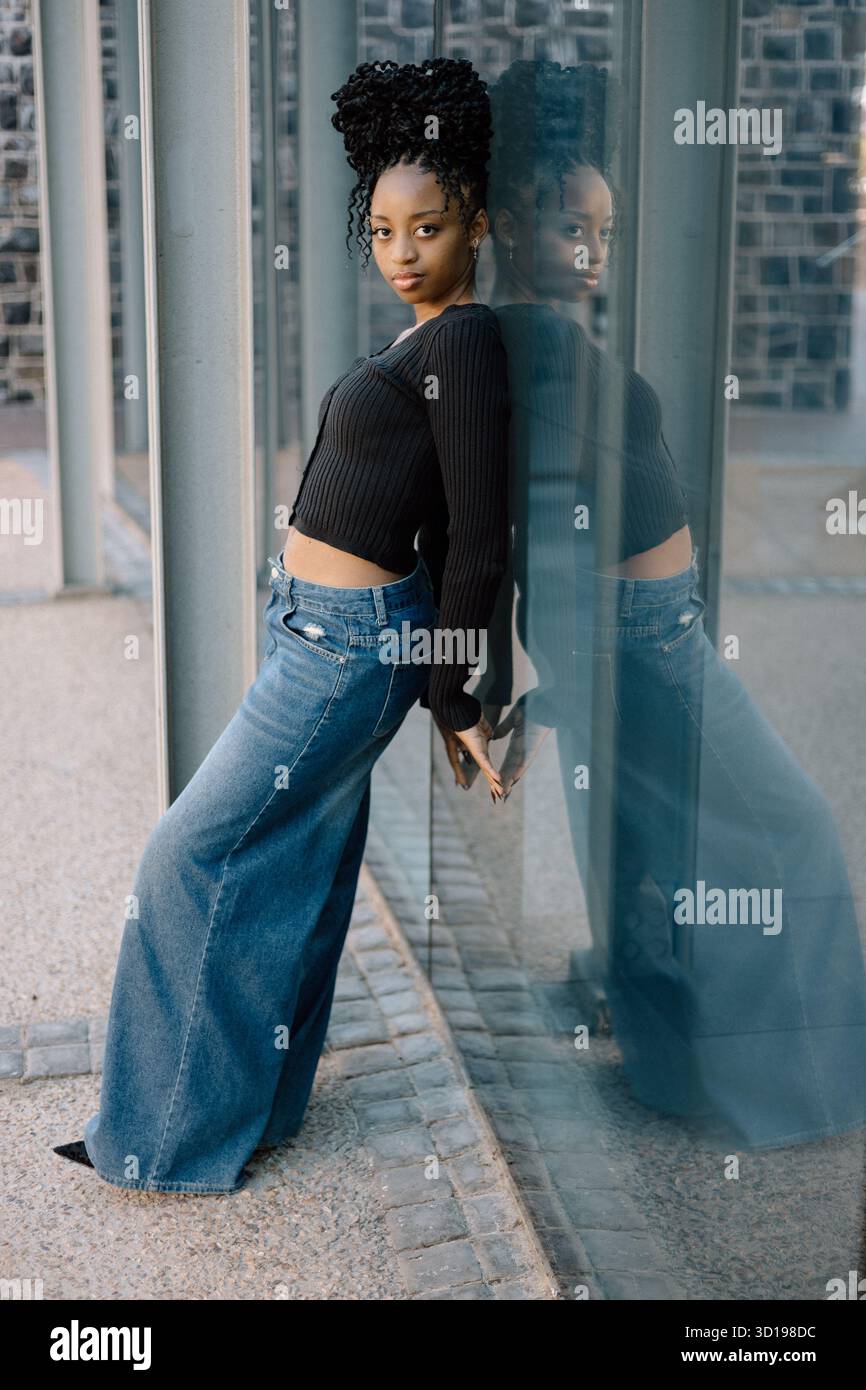 Riflessi di una bella donna che posa Foto Stock