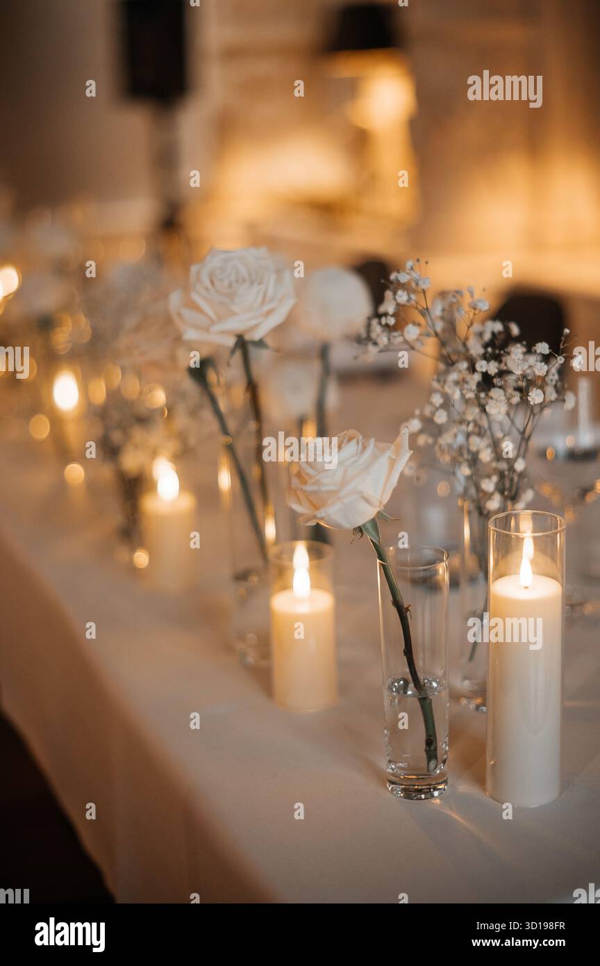 Elegante tavolo da sposa con rose e candele Foto Stock