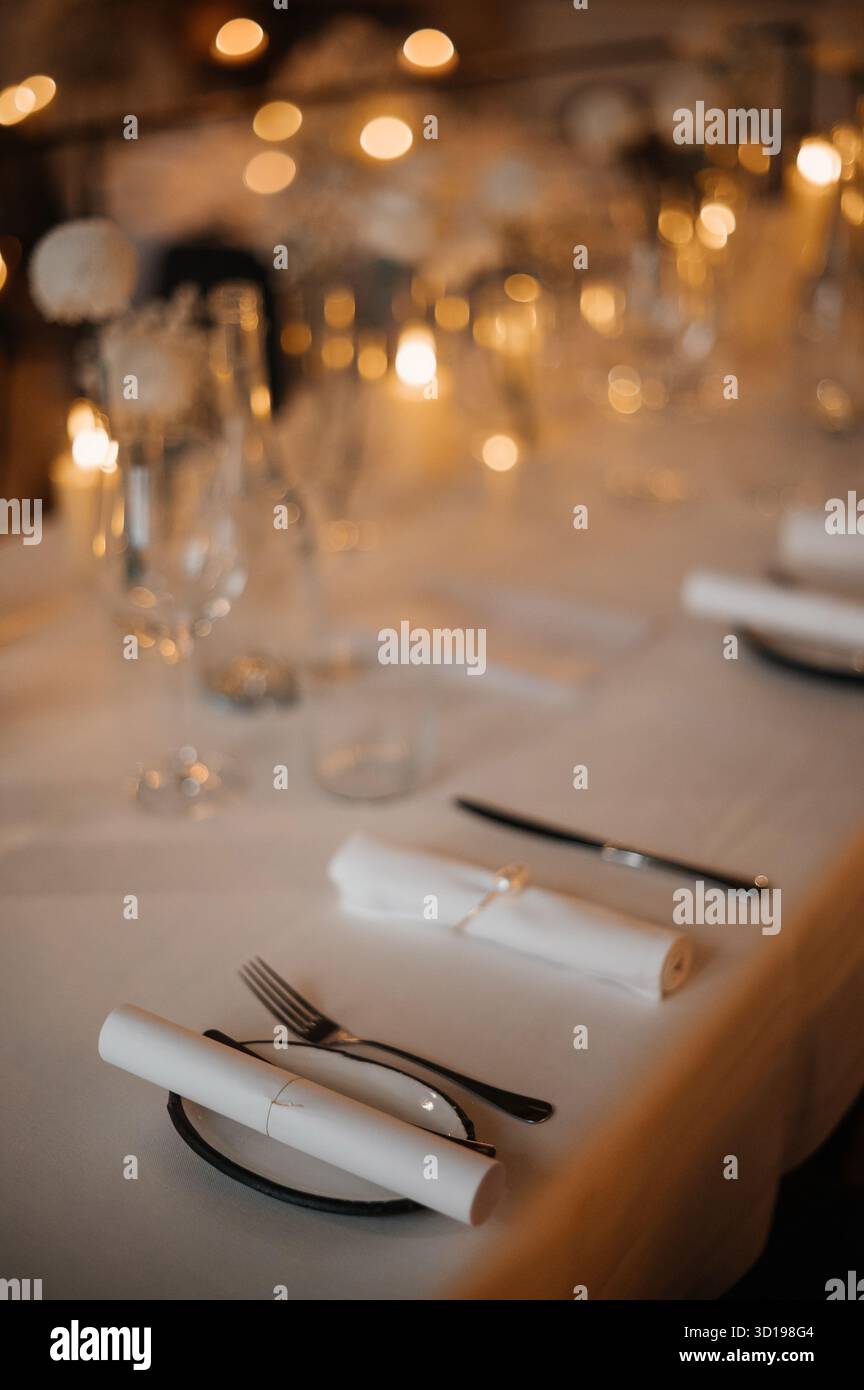 Elegante tavolo con tovaglioli arrotolati Foto Stock