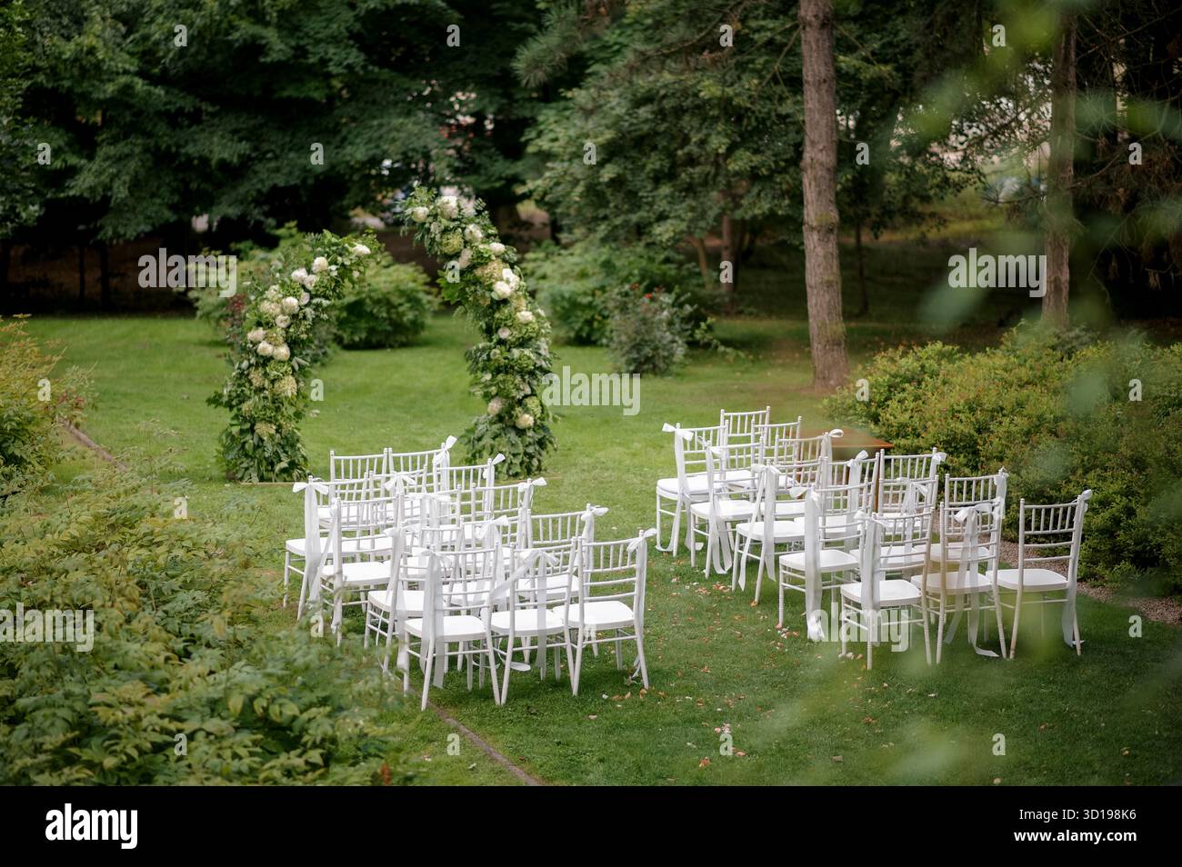 Cerimonia nuziale all'aperto con arco floreale Foto Stock
