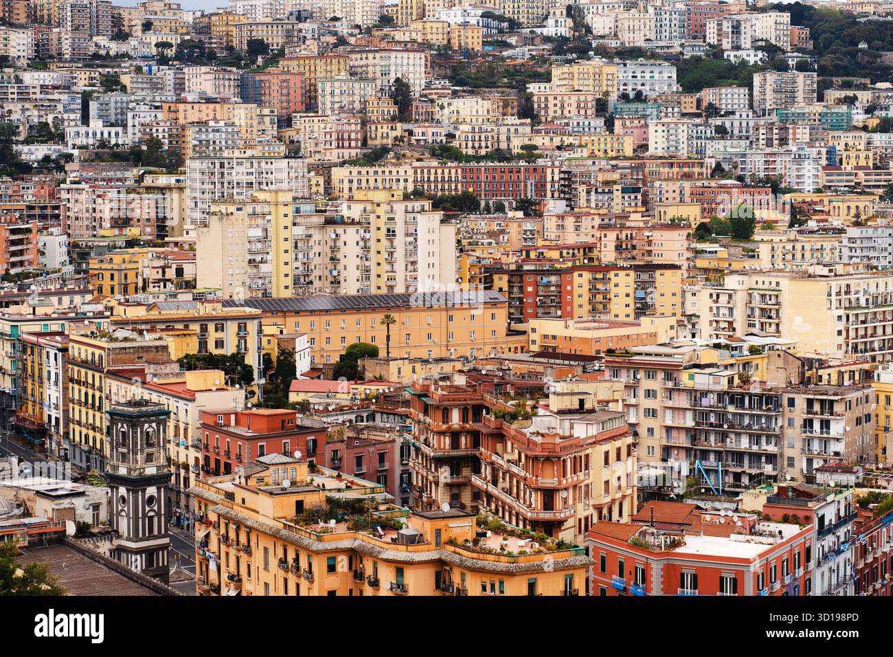 Paesaggio urbano colorato in una città collinare Foto Stock
